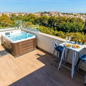 Penthouse With A Panoramic Rooftop In Trastevere With Seasonally Jacuzzi Roma